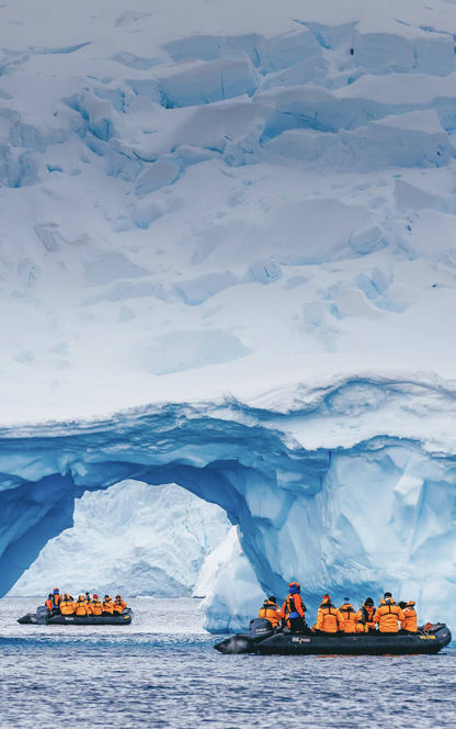 antarctica zodiac cruise past giant icebergs qe