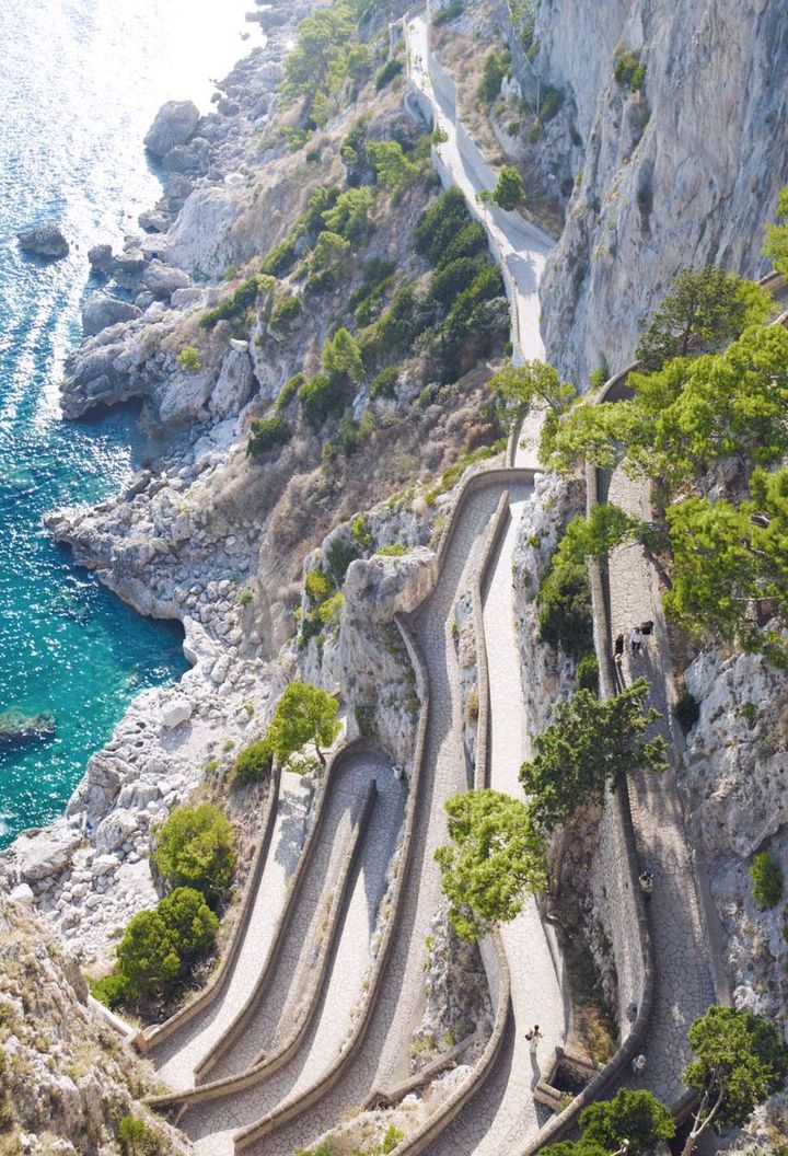 italy-naples-capri-coastal-zigzag-footpath-istk