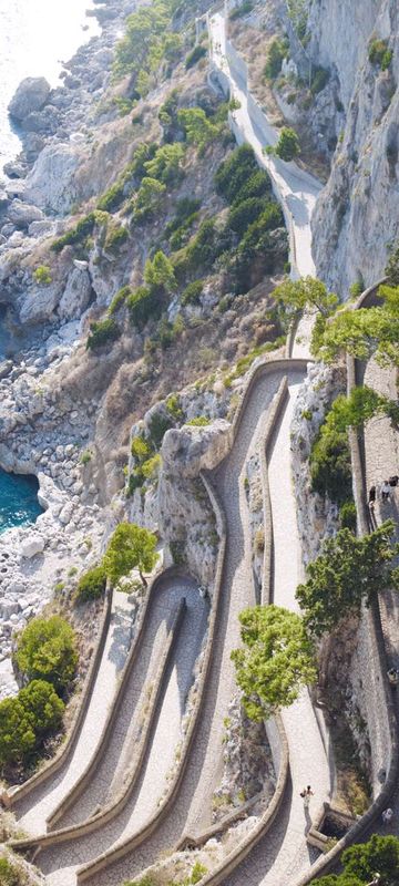 italy-naples-capri-coastal-zigzag-footpath-istk