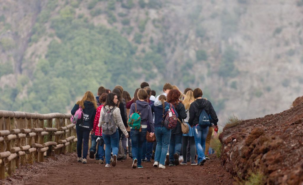 italy naples vesuvius student group rth