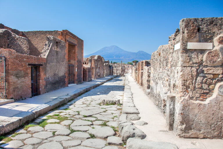 italy pompeii street and vesuvius istk