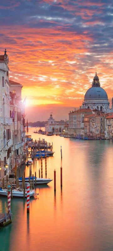 italy-venice-grand-canal-and-basilica-at-sunset-istk