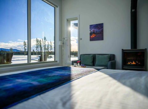 northern-lights-resort-aurora-glass-chalet-interior