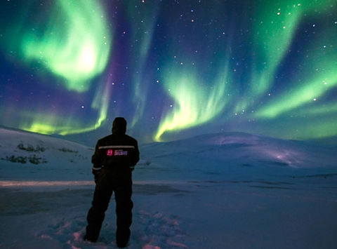 svalbard viewing northern lights overhead htgrtn